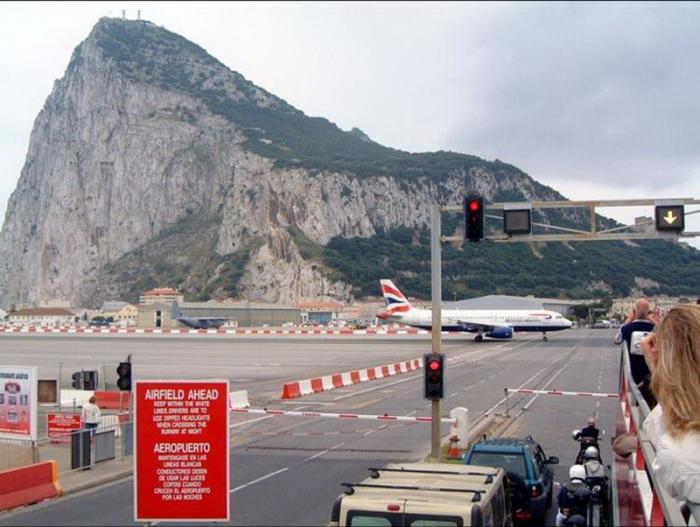 Интересный аэропорт в Гибралтаре