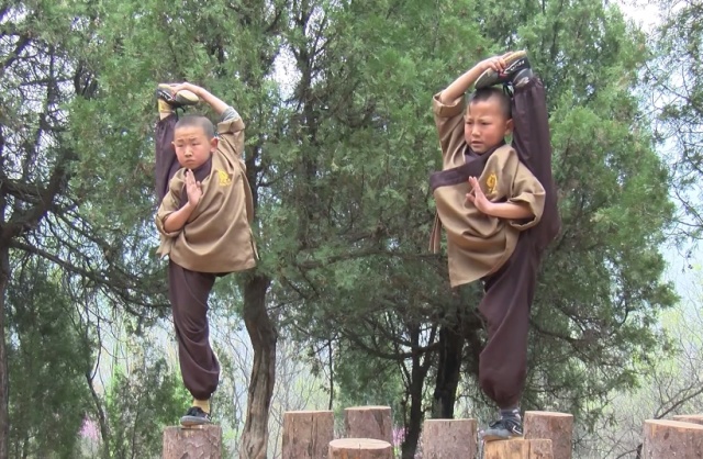 Суровые тренировки подрастающих монахов Шаолиня