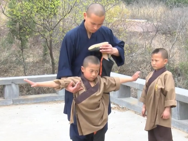 Суровые тренировки подрастающих монахов Шаолиня