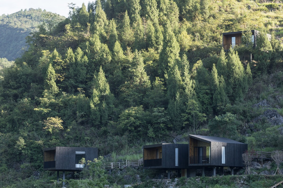 Деревянные домики для отдыха на склоне в Китае