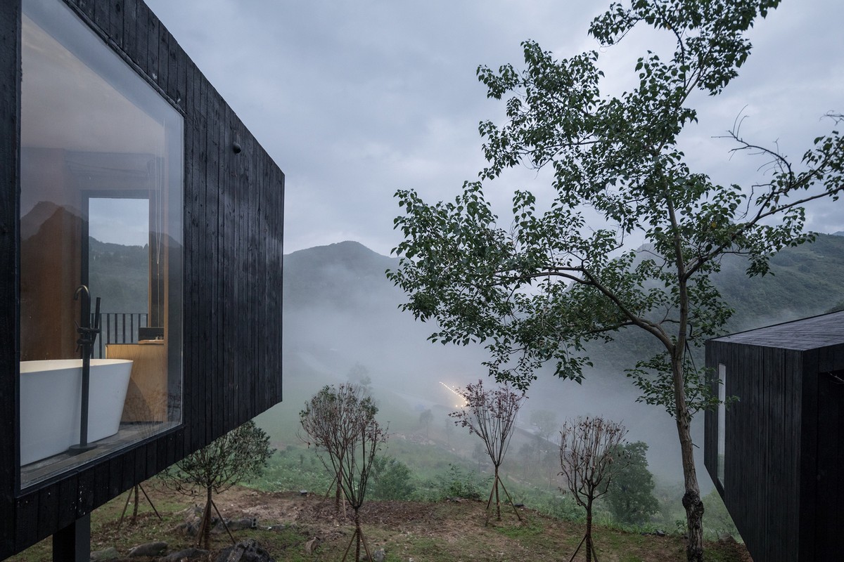 Деревянные домики для отдыха на склоне в Китае
