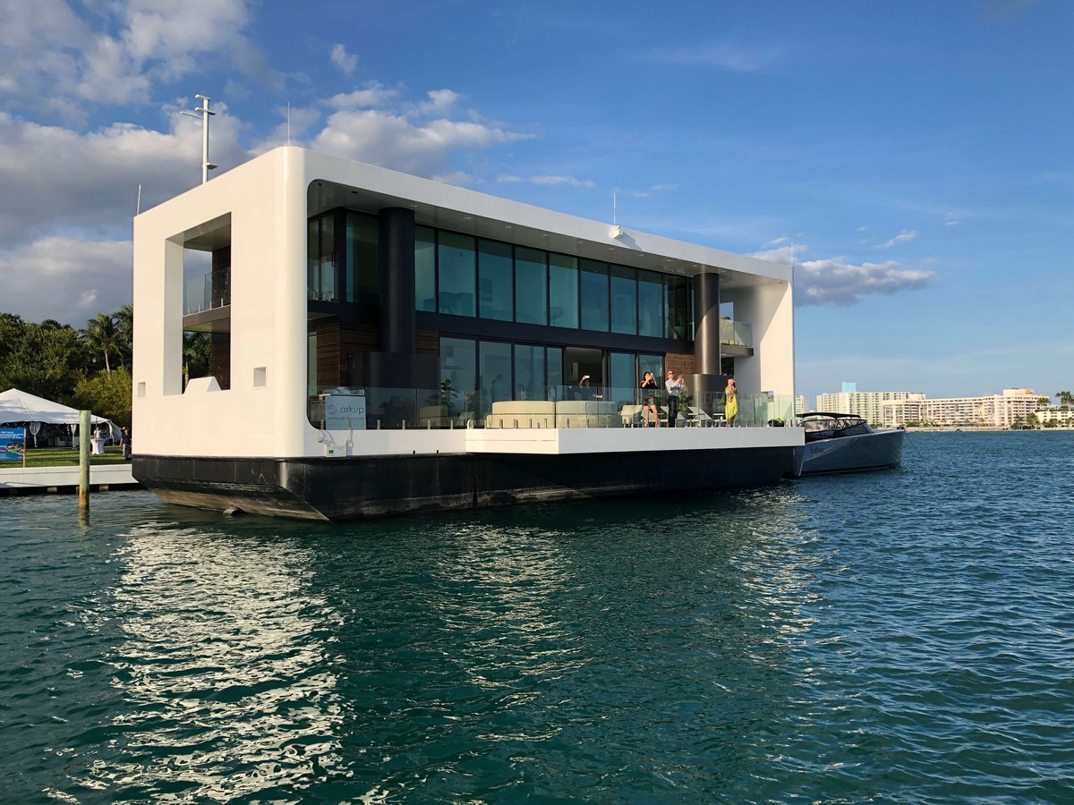 В Майами показали готовый прототип роскошного плавучего особняка