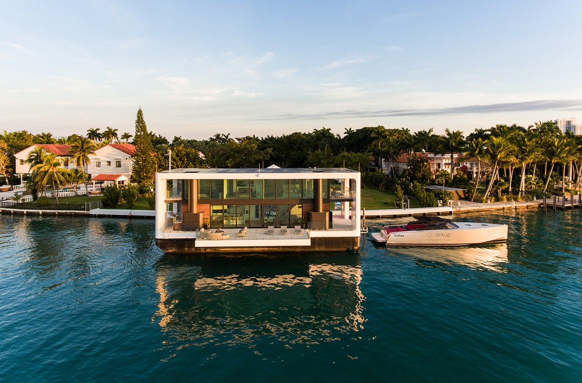В Майами показали готовый прототип роскошного плавучего особняка