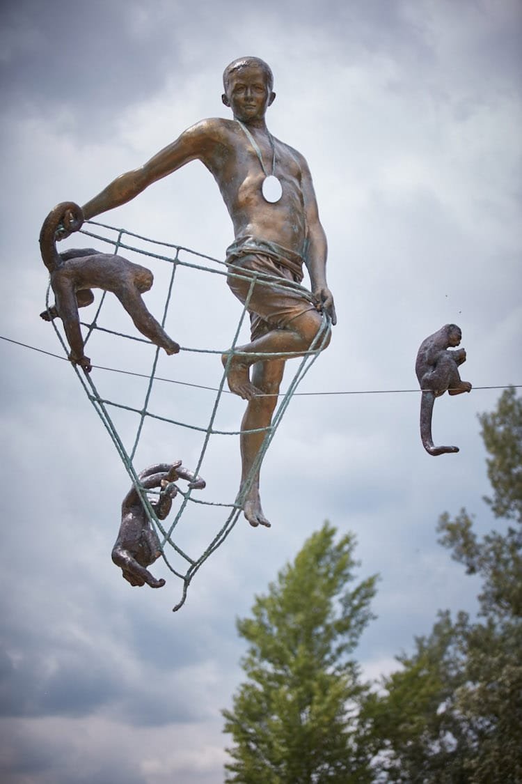 Балансирующие скульптуры по всему миру от Ежи Кендзёры