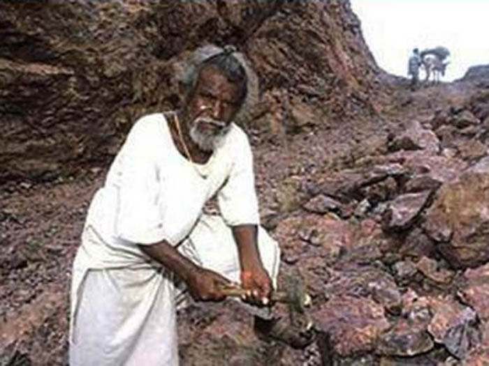 Индийский крестьянин за 22 года в одиночку пробил в горе тоннель длинной 110 метров