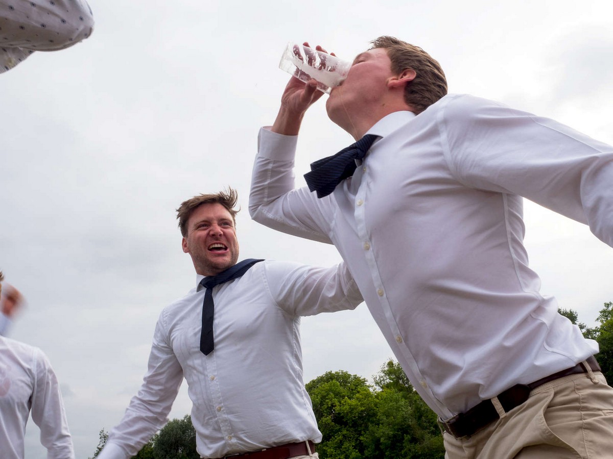 Фотограф провел два года, снимая пьяных британцев на скачках