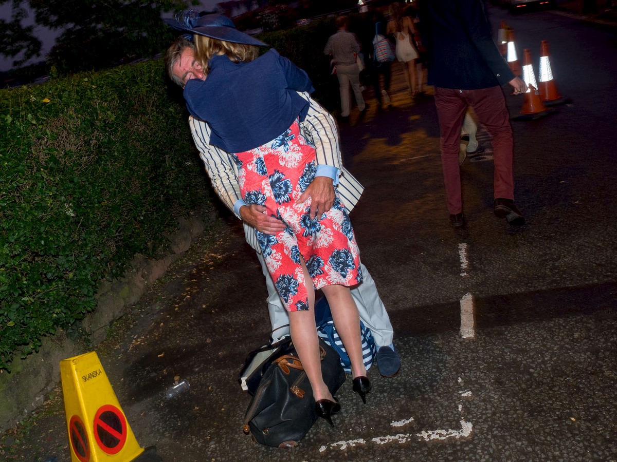 Фотограф провел два года, снимая пьяных британцев на скачках