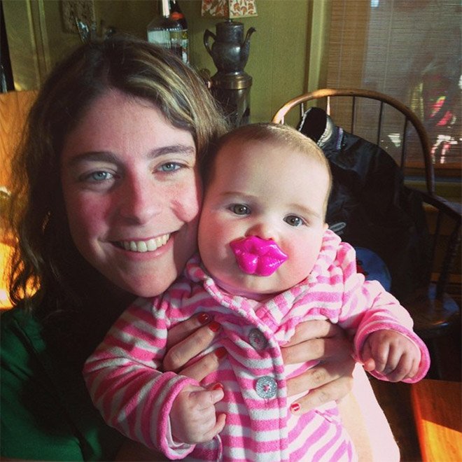 Смешные соски-пустышки для младенцев на снимках из в Instagram