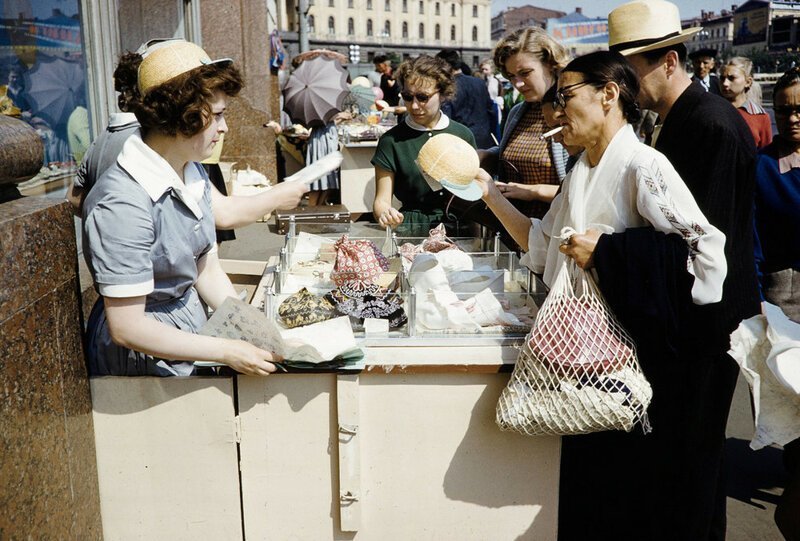 Уличная торговля в Москве на цветных снимках 1959 года