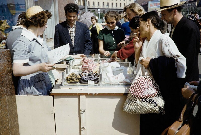 Уличная торговля в Москве на цветных снимках 1959 года