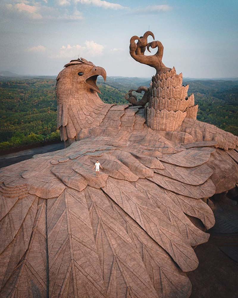 Художник 10 лет создавал скульптуру гигантского орла