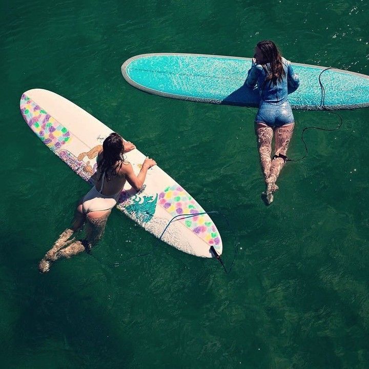 Красивые девушки-серфингистки в бикини