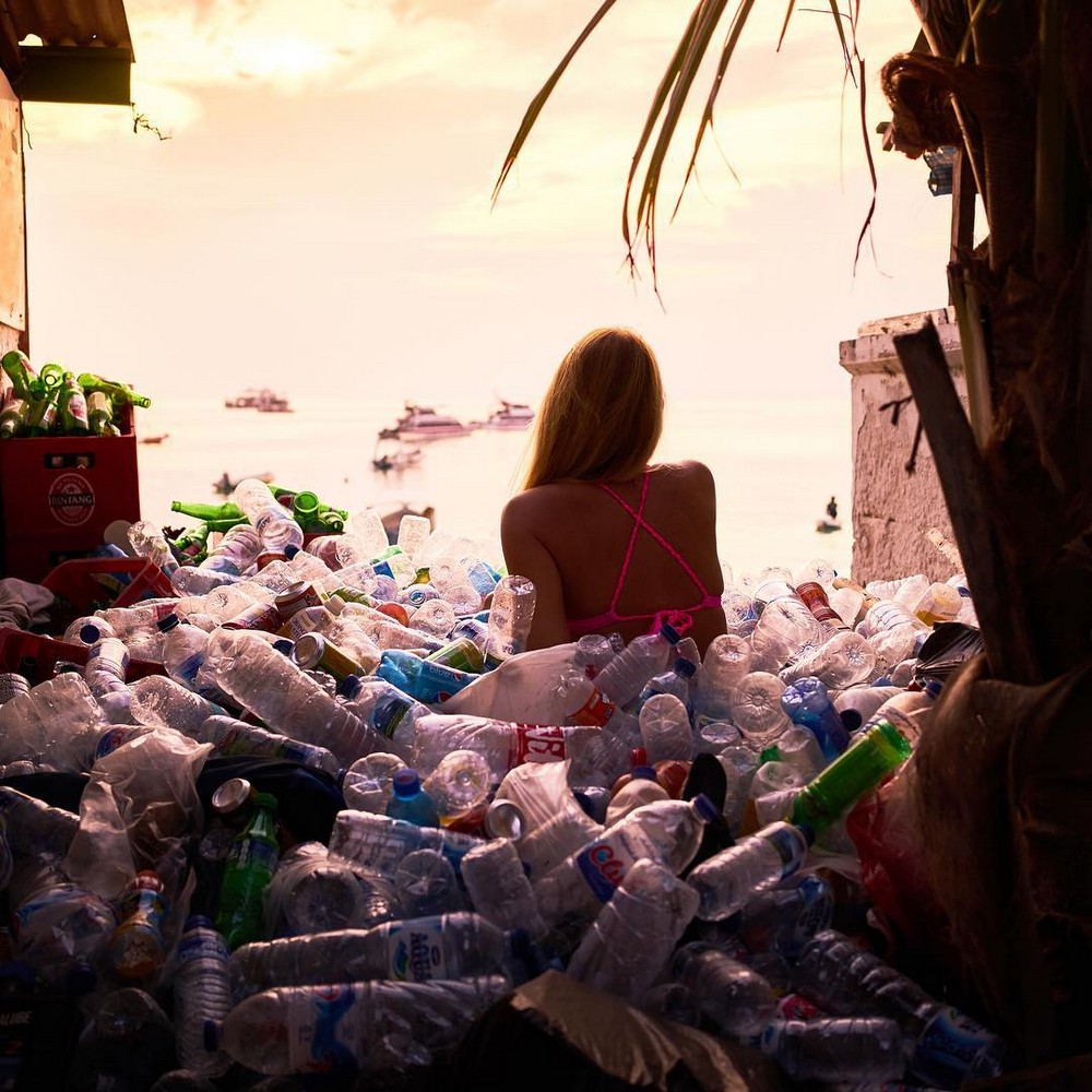 Серфингистка привлекает внимание к кучам пластиковых отходов