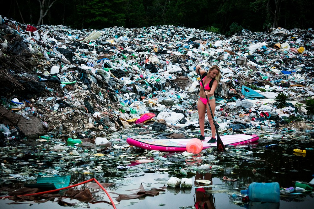 Серфингистка привлекает внимание к кучам пластиковых отходов