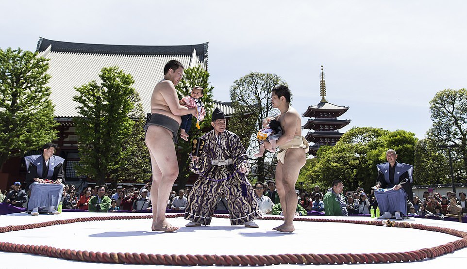 Фестиваль Накизумо, на котором сумоисты заставляют детей плакать