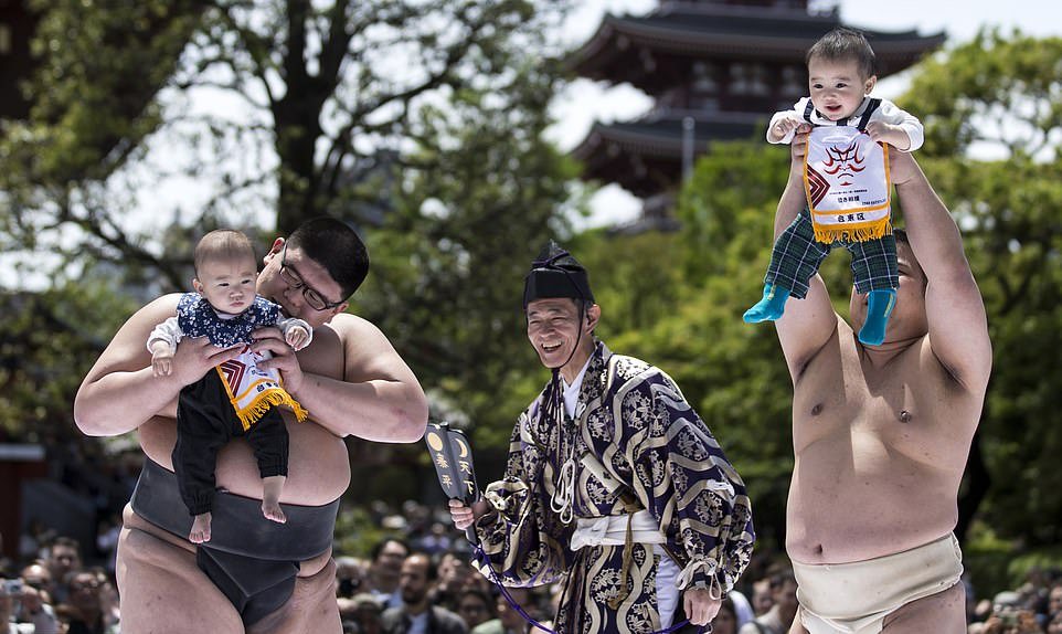 Nazikumo fesztivál, ahol a sumoisták sírnak