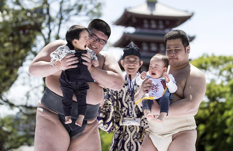 Фестиваль Накизумо, на котором сумоисты заставляют детей плакать