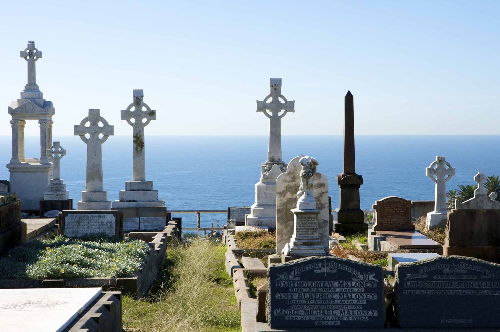 Удивительные кладбища в разных странах мира