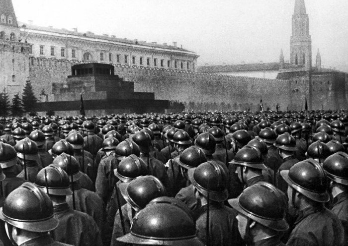 Кадры с первомайских демонстраций в СССР