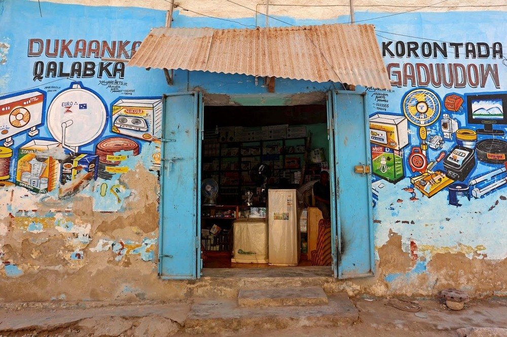 Расписанные вручную стены магазинов в Сомали
