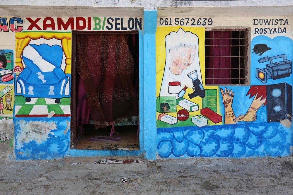 Расписанные вручную стены магазинов в Сомали