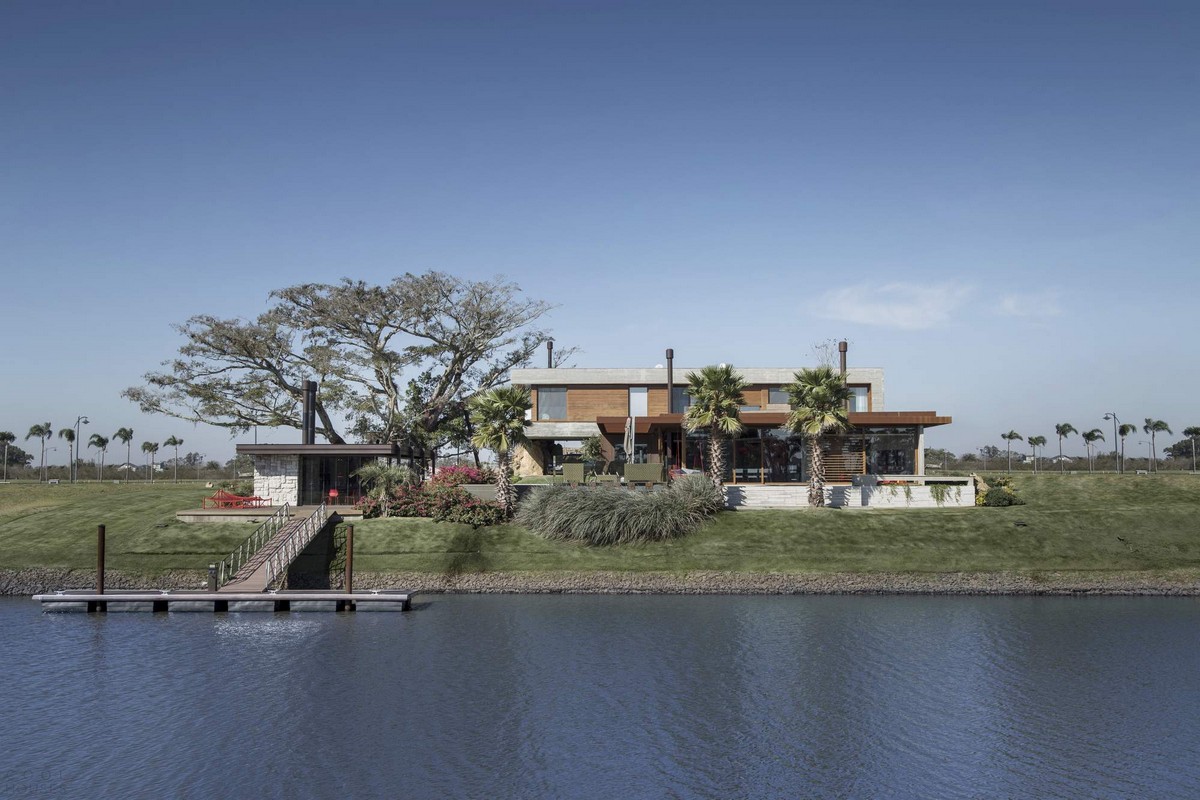 Роскошная резиденция на берегу реки в Бразилии