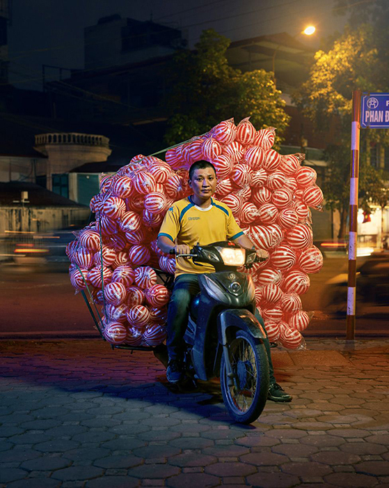 Как вьетнамцы перевозят грузы на мопеде