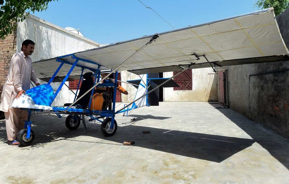 Пакистанский продавец попкорна построил себе самолет