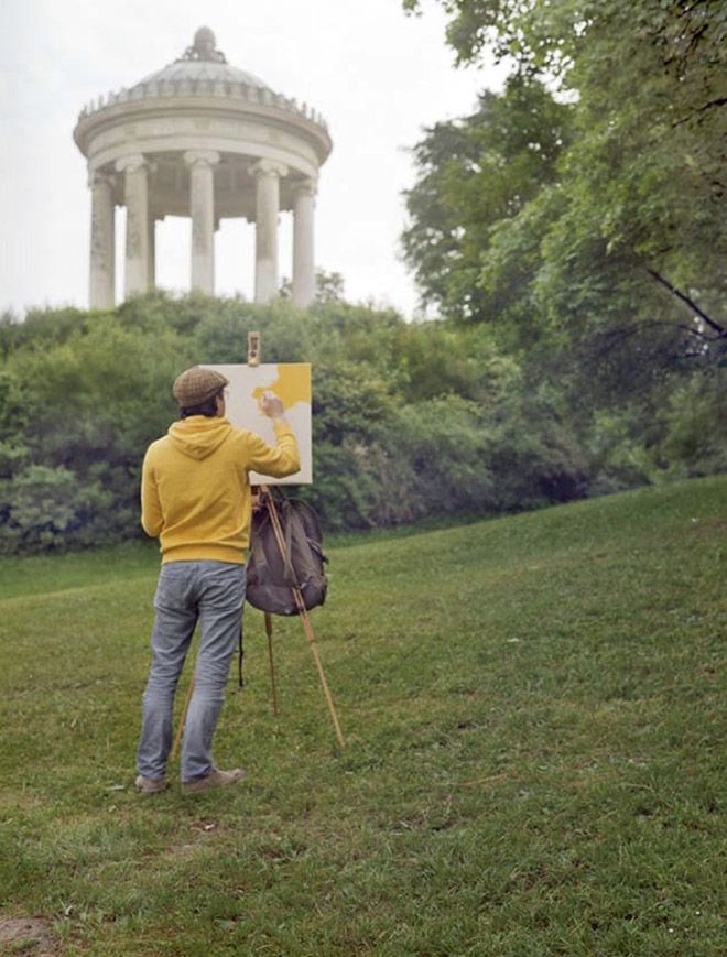 Художник путешествует по живописным местам, но рисует свою рубашку