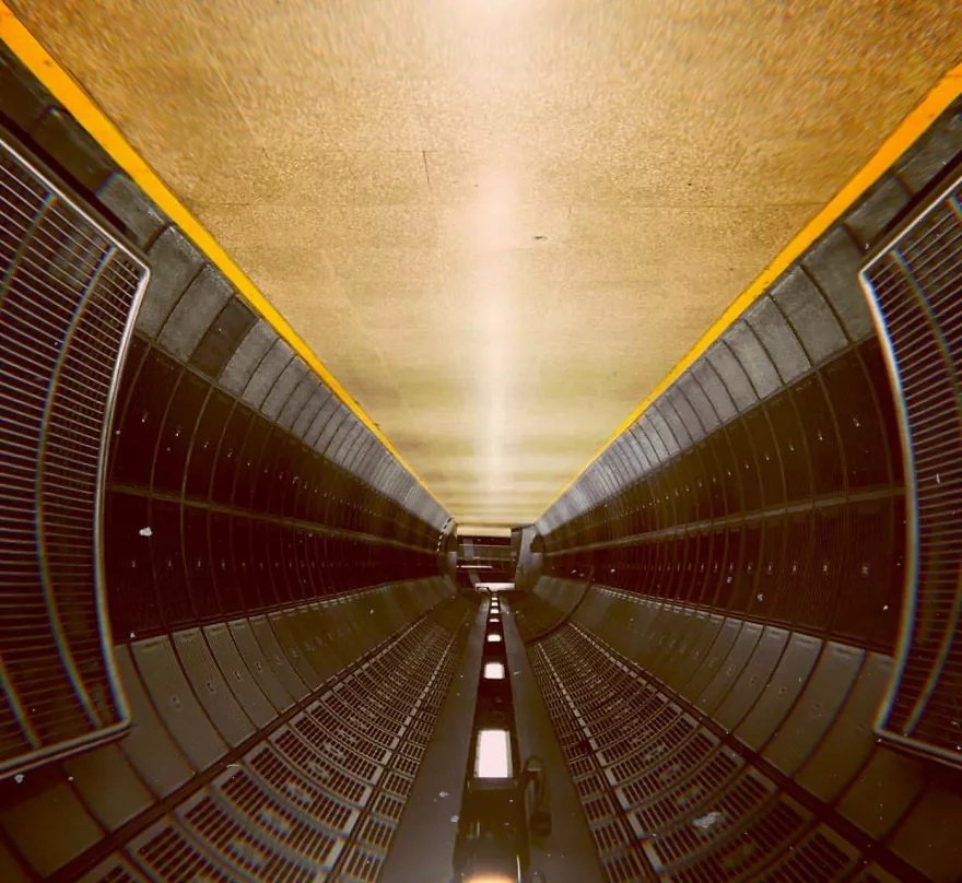 Перевёрнутые станции метро похожи на космические корабли