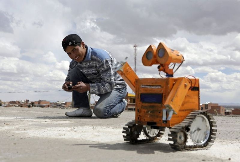 Студент из Боливии создал копию робота Валл-И
