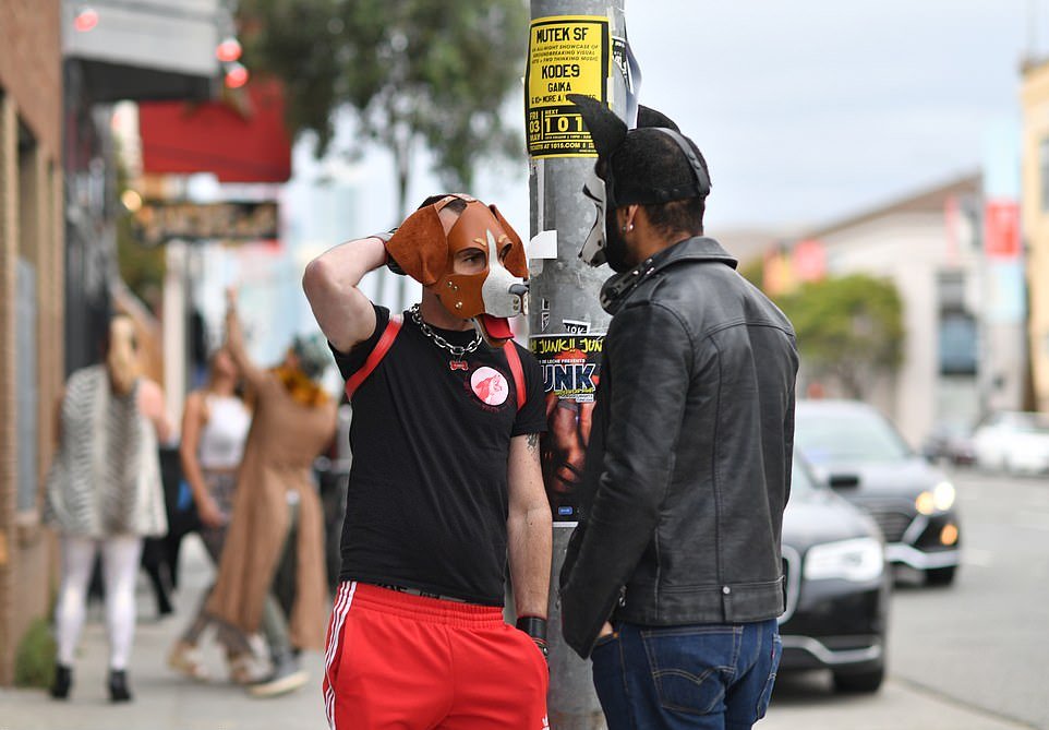 Субкультура Pup play в Сан-Франциско, участники которой ведут себя как собаки