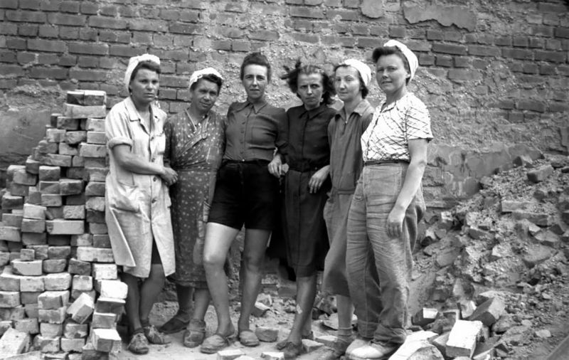 Трюммерфрау - женщины, которые расчищали руины послевоенной Германии