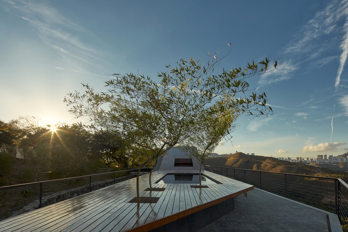Дом с бассейном на крыше в Бразилии
