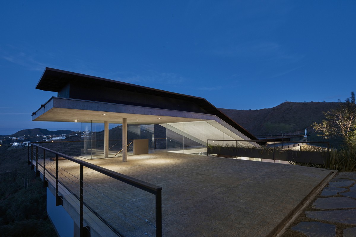 Дом с бассейном на крыше в Бразилии