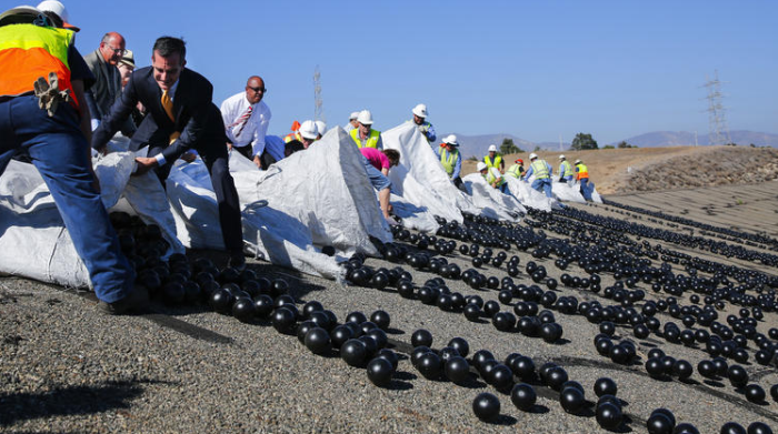 В водохранилище Лос-Анджелеса сбросили миллионы черных шаров