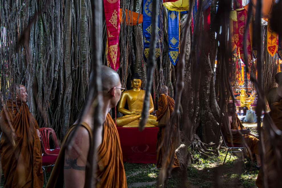 Красочный буддийский праздник Весак