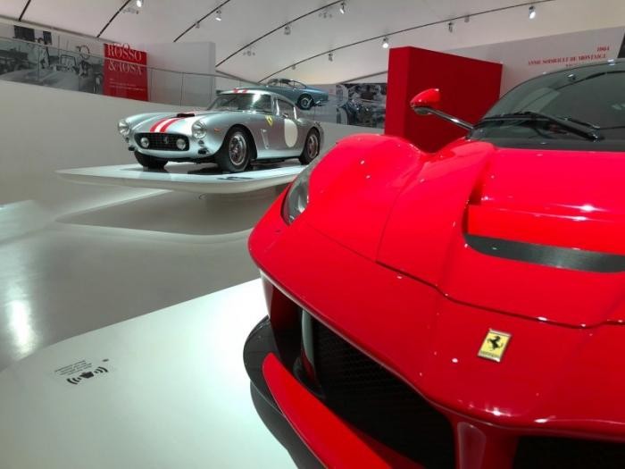 Какие автомобили Ferrari выбирали знаменитые девушки