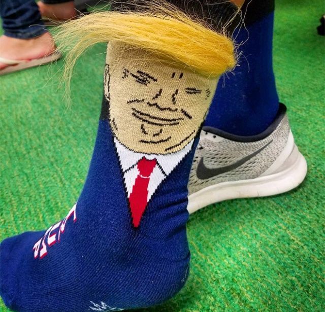 Модные в США носки с лицом Трампа и его знаменитым чубом