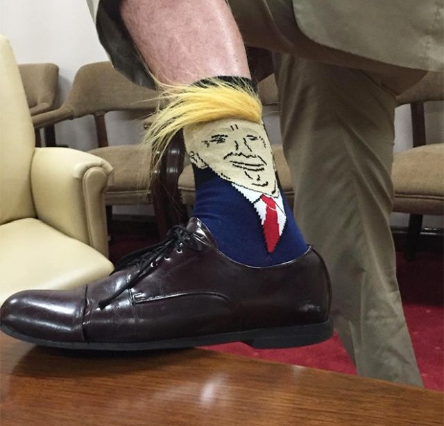 Модные в США носки с лицом Трампа и его знаменитым чубом