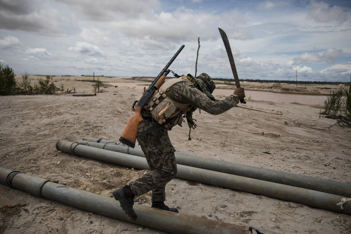 Военные Перу препятствуют незаконной добыче золота на Амазонке