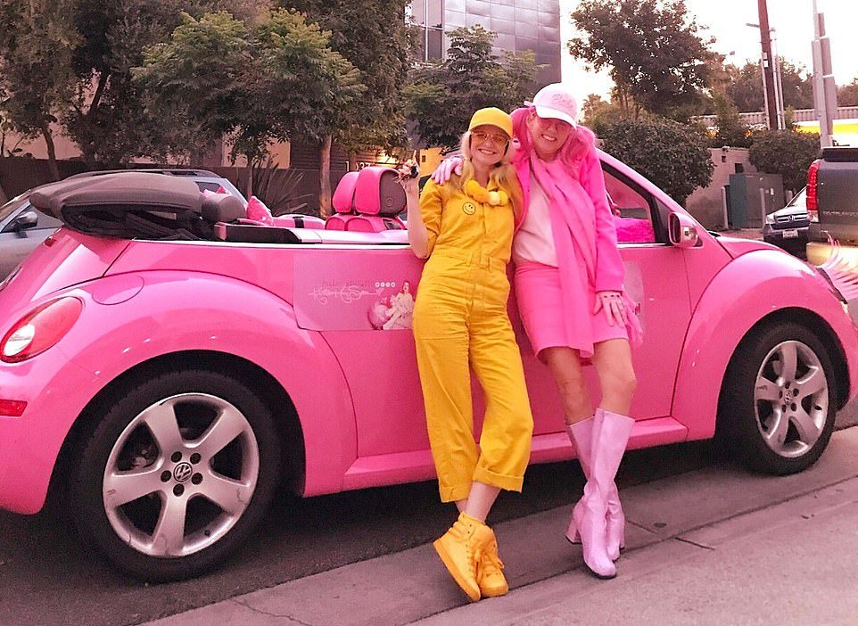Королева розового и её подруга, которая любит желтый цвет