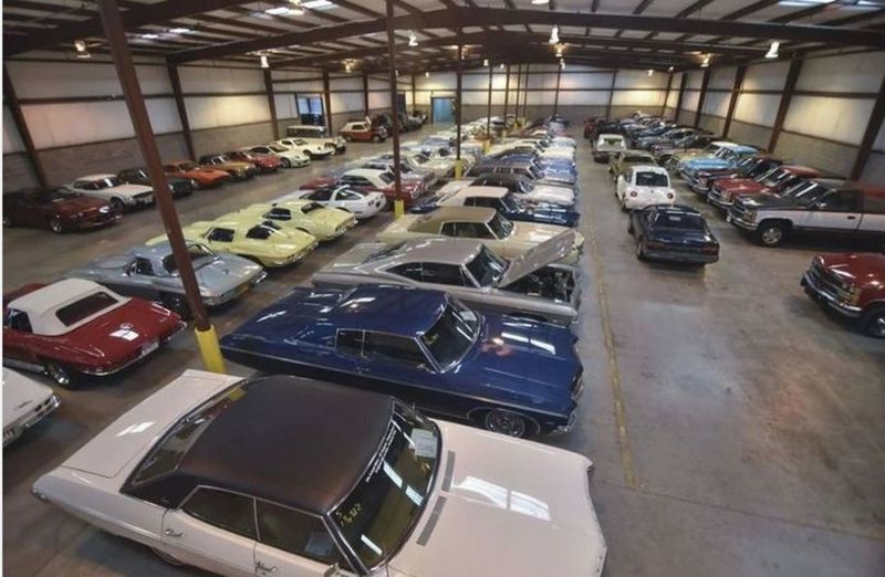 Американец собрал коллекцию из 900 самых разных автомобилей