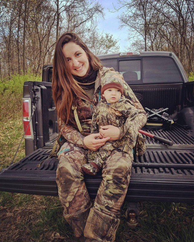 Любительница охоты с луком берет с собой маленькую дочь