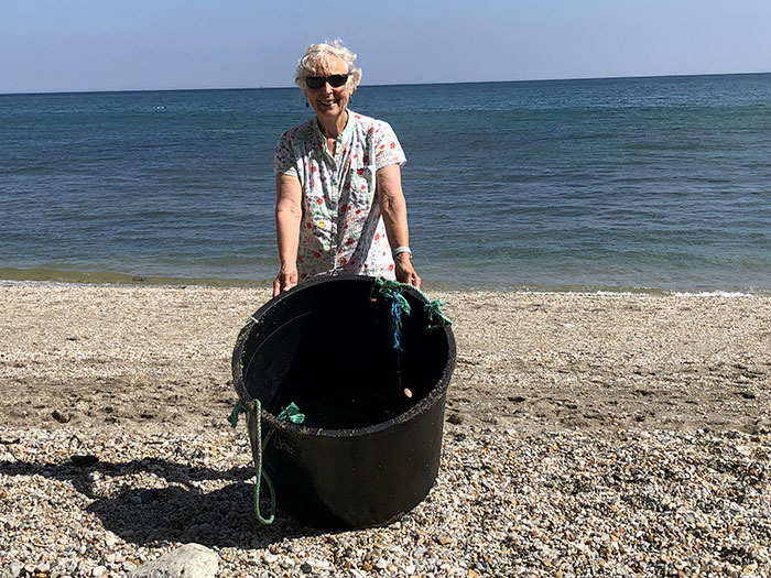 70-летняя женщина за год очистила 52 пляжа