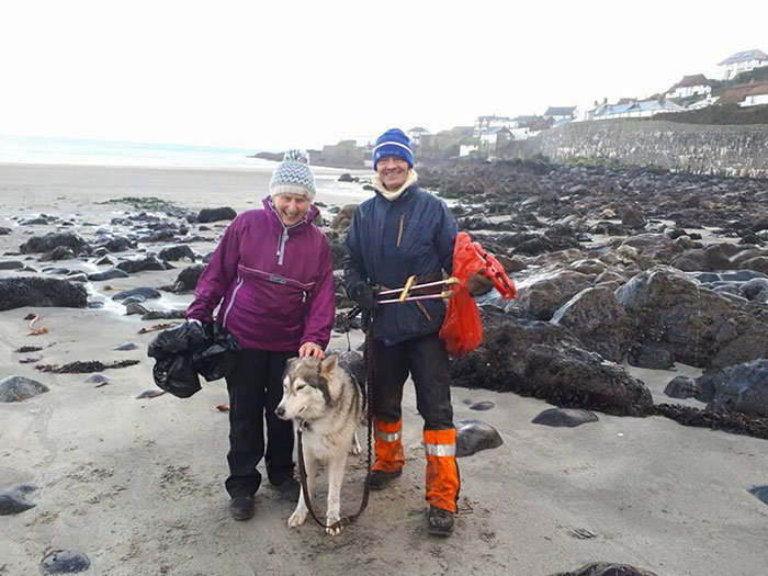 70-летняя женщина за год очистила 52 пляжа