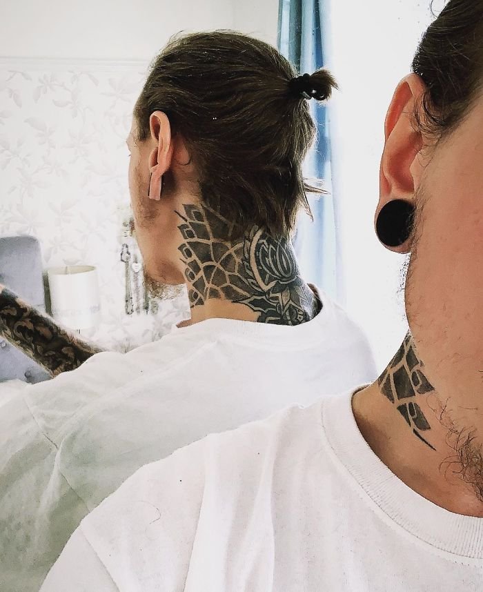 Татуировки на шее от мастеров