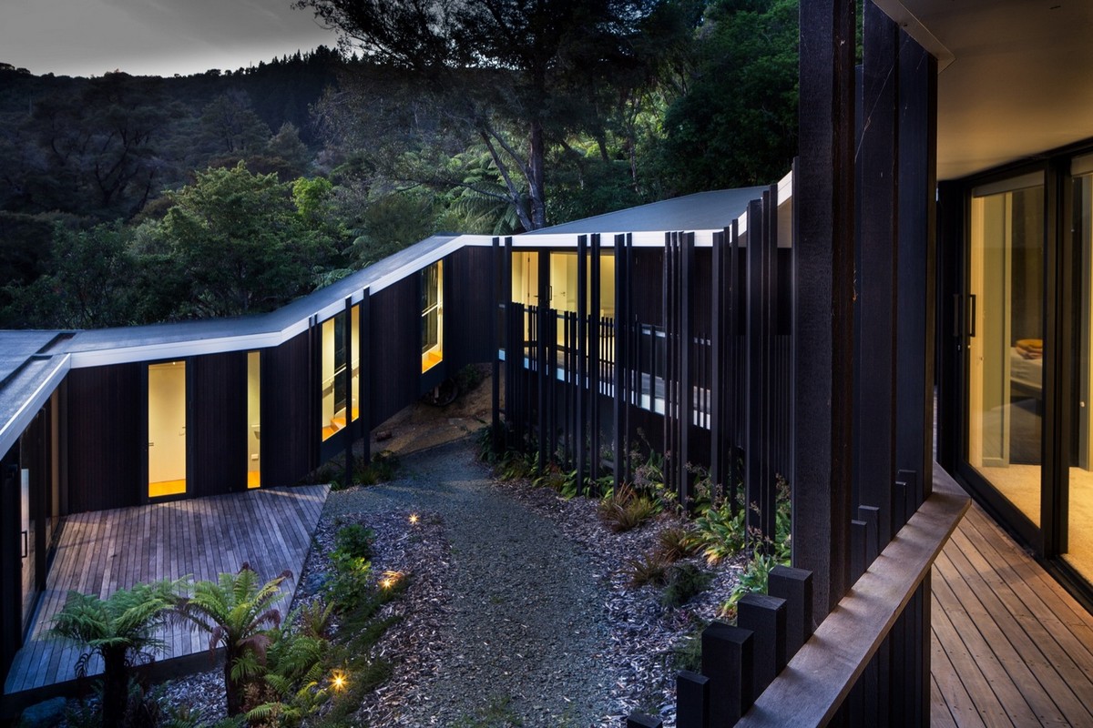 Дом на склоне у озера в Новой Зеландии
