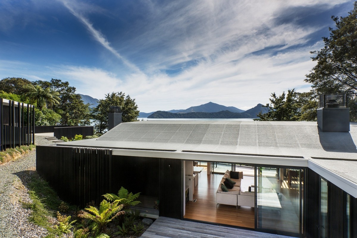 Дом на склоне у озера в Новой Зеландии