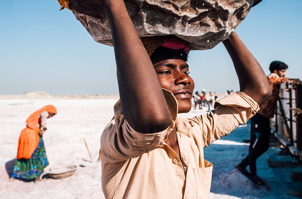 Рабочий день сборщиков соли в Индии на снимках
